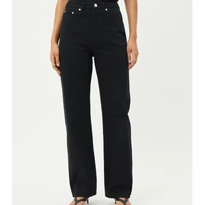 Weekday jeans - Säljer dessa splitternya svarta weekdayjeans i storlek 29/34 jag är 175 och har vanligtvis 38-40 på mina jeans och dom sitter som en smäck. Säljer pga har får många jeans helt enkelt. Frakt tillkommer ❤️