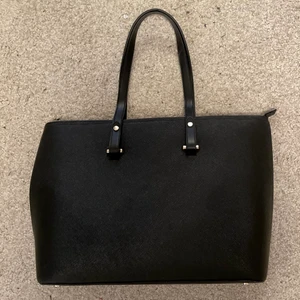 Svart handväska  - Väska köpt från H&M, använd 1 gång. Säljer då jag ska köpa en större väska för att få plats med alla mina saker (har med mig ALLT i min väska så behöver en lite större väska 😅 Väskan är i väldigt fint skick, stängs med dragkedja och den har 3 innerfack  Frakt tillkommer och kan diskuteras 