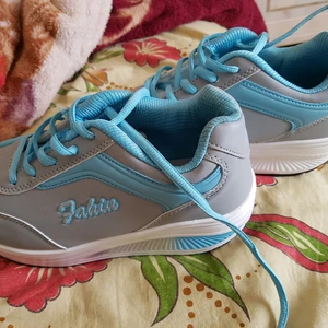 Skor helt ny  - Helt nya skor aldrig använt.  Fick present.  250kr . Plus Frak.  Storlek 37