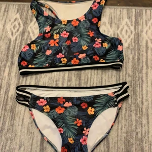 bikini  - en bikini från hm. inte använt på flera år pga för liten. men annars väldigt fin 