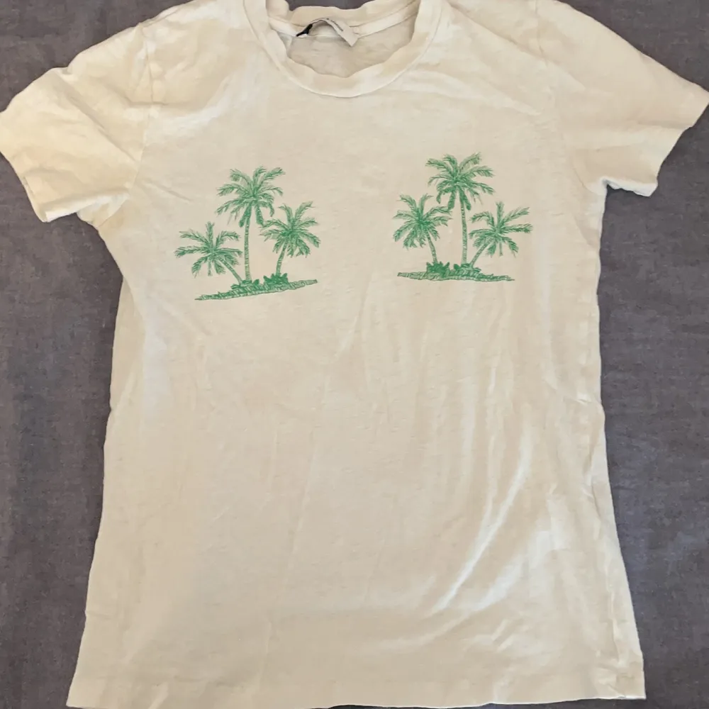 Stl S vit t-shorts med gröna palmer på. Sparsamt använd i god kvalitet. . T-shirts.