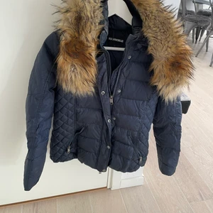 Jacka från Rock and blue! - Mörkblå jacka från rock and blue som är sparsamt använd!