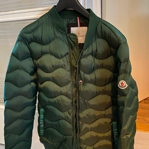 Moncler jacka - vinterjacka av märke moncler str M/L bäst prova på plats