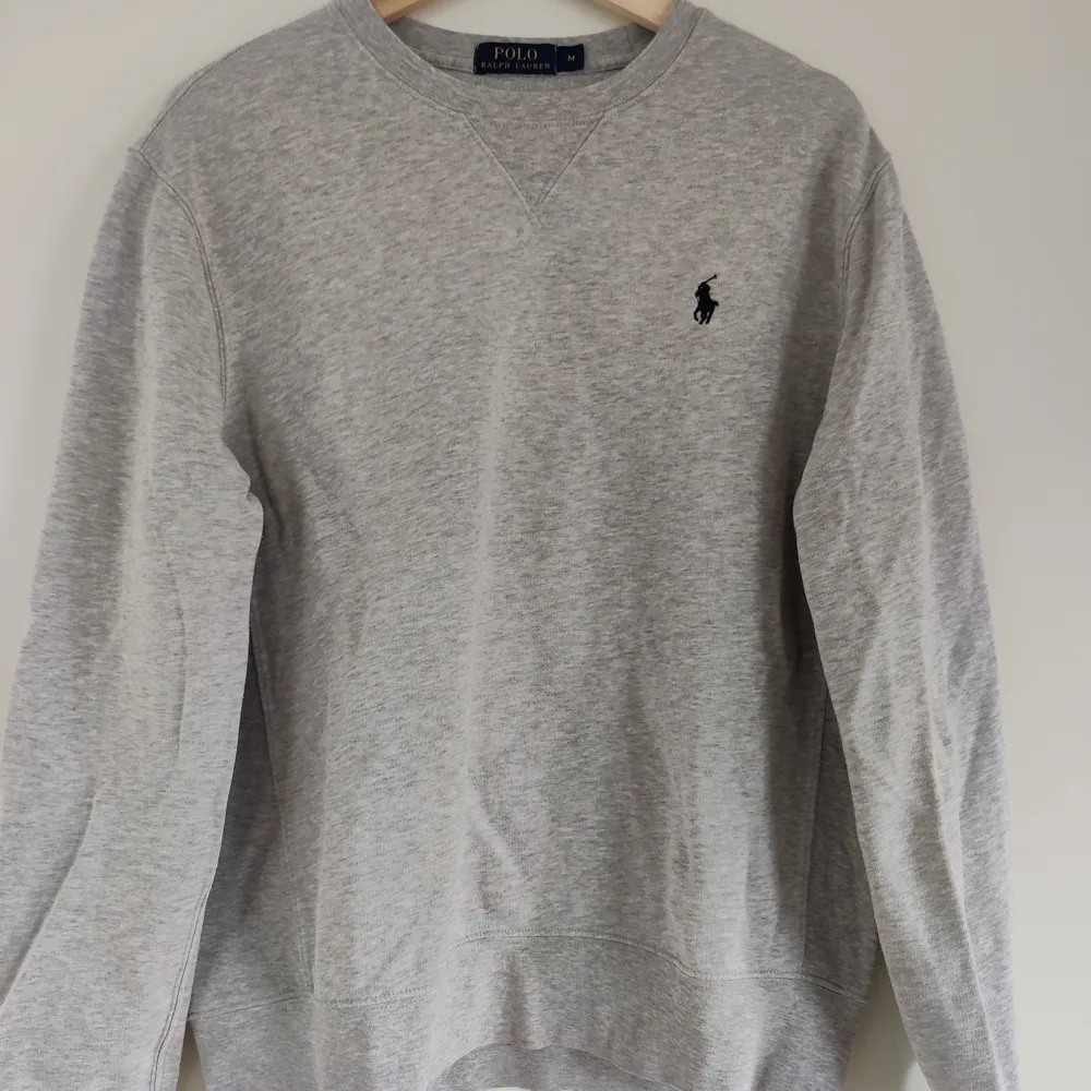 En standard grå Polo Ralph Lauren tröja. För män men har använt den lite själv eftersom jag tycker om det lite för stora storleken. Den är bekväm, snygg och passar till allt. 🤴. Tröjor & Koftor.
