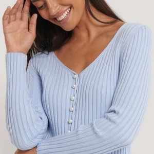 Blå tröja med pärlor storlek xs - Sötaste blå tröjan med knappar från NA-KD, säljs inte längre. Knappt använd💗