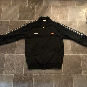 Ellesse - Tröjan har inga fläckar eller liknande. Använd 1 gång