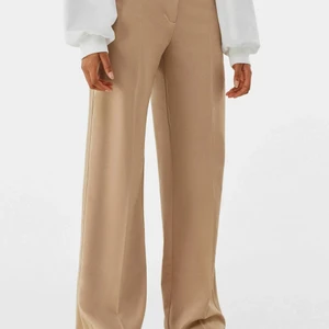 Beiga byxor! - Beiga kostymbyxor från berskha med raka ben. Storlek 38, använda 5 gånger! Köpare står för ev frakt! 