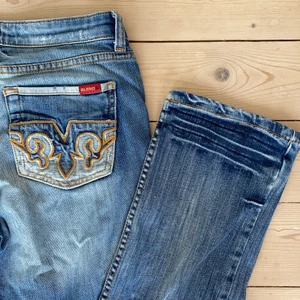 Intressekoll på Lågmidjade jeans - Intressekoll på dessa jättefina lågmidjade jeans i storlek 27! Skriv till mig om du är intresserad och vad du skulle kunna tänka dig att betala 