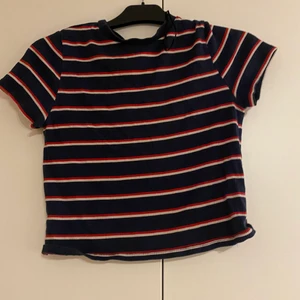 Randig t-shirt - En kortare t-shirt som är randig. Den är köpt på HM och är använd 1-2 gånger. / Lina