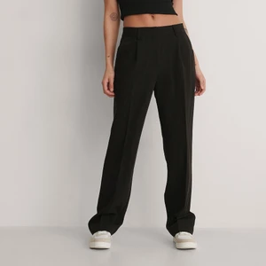 Nakd byxor - Jätte fina kostymbyxor ifrån NAKD, uppsydda så de passar mig som är ca 165-167 cm. Aldrig använda!! Köpare står för frakt 🦋