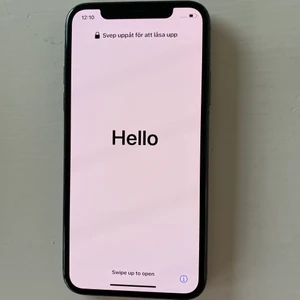 IPhone C - Säljer denna svarta IPhone X då jag har en ny mobil. Fungerar som den ska men har sprickor i glaset på baksidan. Jag kommer ta hänsyn till detta i priset (reparation av glaset på baksidan på iPhone X kostar ca 900kr) Skriv gärna till mig och buda från 1000kr. För direktköp: 2000kr. Skalet ingår. 