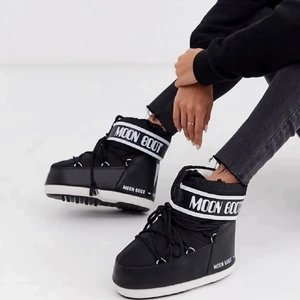 Moon Boots  - Säljer mina låga Moon Boots! Skorna är i mycket bra skick. 👌🏼🤩 Storlek 39-41. Slutsålda!! Frakt tillkommer, annars kan jag mötas i centrala Stockholm.  