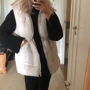 Zara väst - Beige väst från zara kids, storlek 164 men passar perfekt på mig som är xs/s!! Har liitelite sminkfläckar på kragen men är ingenting som märks om man inte kollar nära. Köpare står för frakt💛💛 