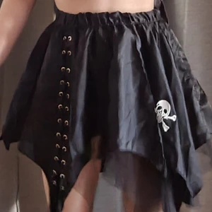 Poizen kjol - Kort svart kjol ifrån poizen med döskalle prints.  Size M