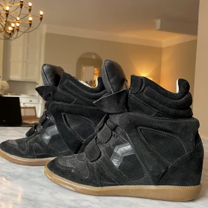 Isabel marant skor! Storlek 40 - Säljer dessa Isabel Marant skorna! Storlek 40, passar 39!  Ett hål i sulan dessvärre! Märks dock inte av så mkt när man går i de. Man kan alltid köpa en ny billig sula! Buda för priset ni kan lägga! Äkta med kvitto & box, som tyvärr också har en fläck på ena hörnet.