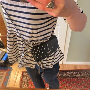 Zadig väska - En zadig väska i nyskick! Säljer då jag har andra väskor och inte använder denna. Alla tillbehör finns pluss dustbag. Den har hjärtan på som detalj💖