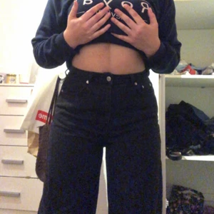 NA KD jeans  - Säljer ett par NA KD jeans i storlek 40, dom sitter perfekt i midjan för mig men dom är för pösig å inte riktigt min stil! Köpt för 500 kr men säljes för 250 kr plus frakt 💓 skriv till mig om de är något ni funderar på 🤍