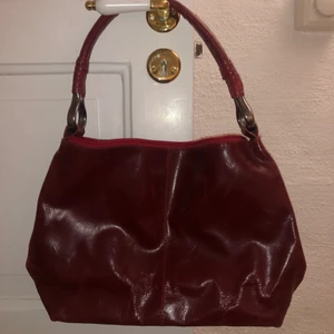 Väska - Superfin vinröd vintage väska! Väldigt fin men lite sliten på vissa ställen