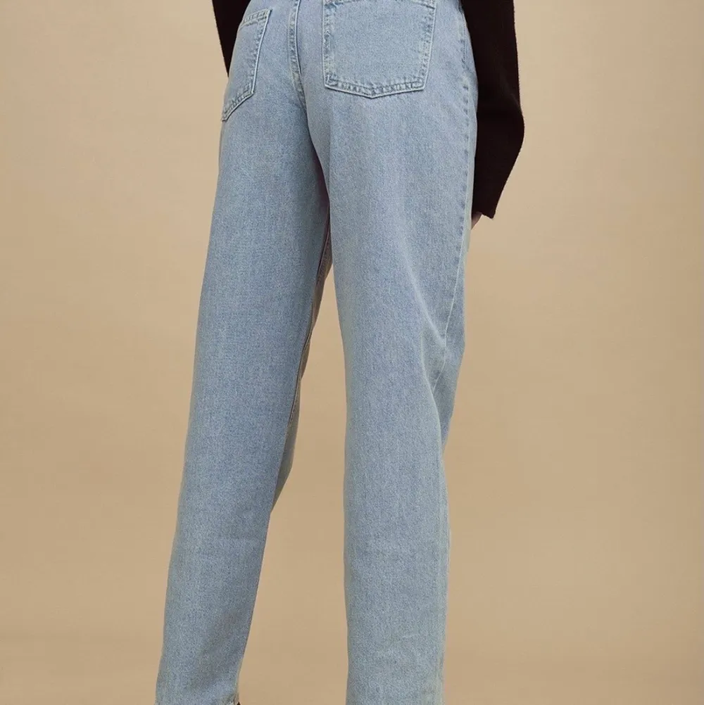 Säljer dessa ursnygga jeans från Amelie star’s kollektion. Säljer pga för liten storlek. . Jeans & Byxor.