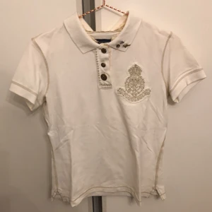 Ralp Lauren tröja - Vit Ralph Lauren tröja/pike. Stl M barn passar vuxen XS