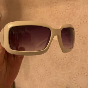Y2k solglasögon - Y2k solglasögon i fint skick, står dock initialer på insidan..💓