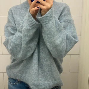 Stickad tröja - blå stickad tröja med vida armar. Köpt alldeles nyss från HM. Tror den kostade 400-500. Storlek XS men den är oversized 