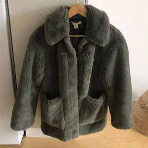 Dimgrön magisk päls!  - Super fint skick! Från hm! Så härlig och mjuk på känns lyxig! ✨ storlek 38 💚 sista bilden är från nätet ✨