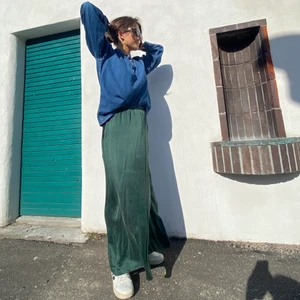 Grøn lang silkeagtig nederdel - Grøn lang silkeagtig nederdel fra Moliin. Aldrig brugt med tags