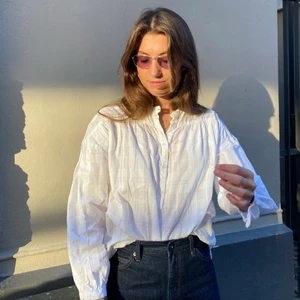 Aiayu skjorte med vævninger tone i tone - Hvid aiayu skjorte med hvide tern vævet ind i stoffet. Lidt runde ballon ærmer. Virkelig fint stof