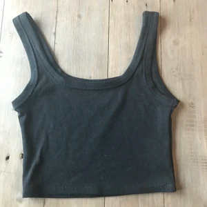 Croppat linne  - Ett croppat svart linne från SHEIN. Det har knappt använts. Köparen står för frakten 