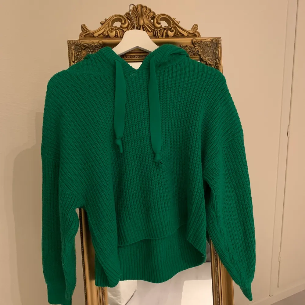Jätte mysig grön stickad hoodie från hm. Använd fåtal gånger och är i storlek 38. För fler bilder eller frågor så är det bara ni hör av er. Köparen står för frakten 💗. Stickat.