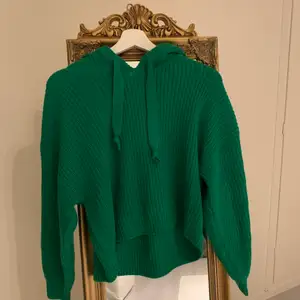 Jätte mysig grön stickad hoodie från hm. Använd fåtal gånger och är i storlek 38. För fler bilder eller frågor så är det bara ni hör av er. Köparen står för frakten 💗