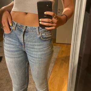 Mid waid jeans från Zara, i fint skick!! Storlek 36 men passar mig som vanligtvis har storlek 38