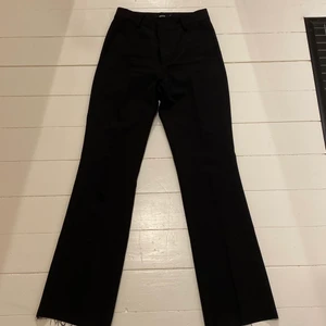 Bikbok kostymbyxor  - Jättefina kostymbyxor i storlek 36 är dock för korta för mig så de kommer inte till användning 