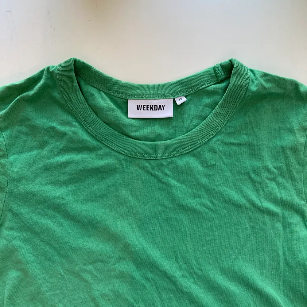 Basic grön t-shirt i strl. Xs från weekday. T-shirts.