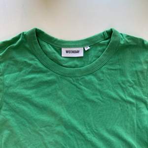 Basic grön t-shirt i strl. Xs från weekday