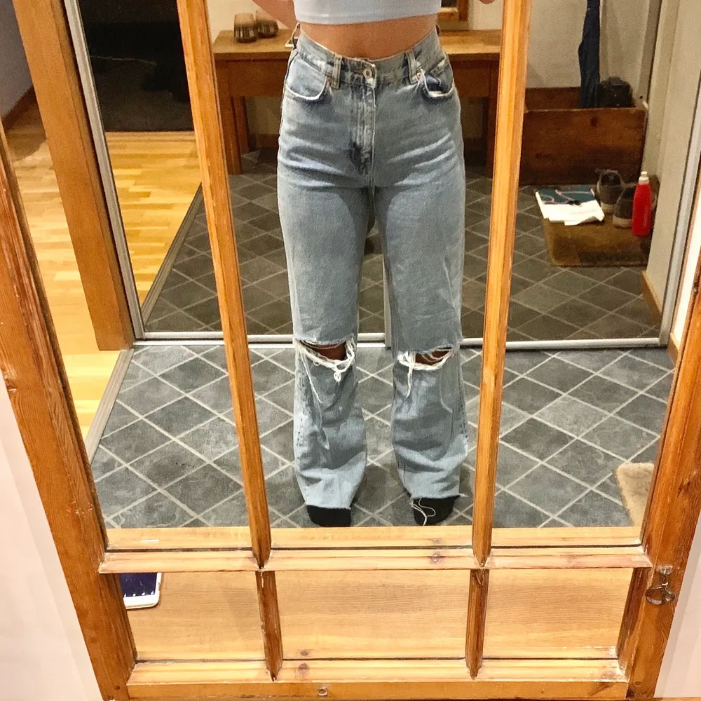 Jeans från Zara bara andvända 1 gång för ca ett år sen. Dom är väldigt högmidjade i modellen och rätt så långa men dom går lite i marken för mig som är 166. Skulle själv säga att dom nog passar för en storlek högre för dom är lite stora för mig som är en 34. . Jeans & Byxor.