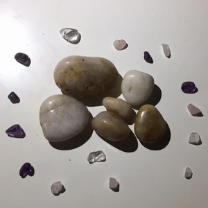 Kristaller - Hej jag säljer tumblade kvarts som jag har fixat själv man kommer få GÅVA stora 25 små 15☺️