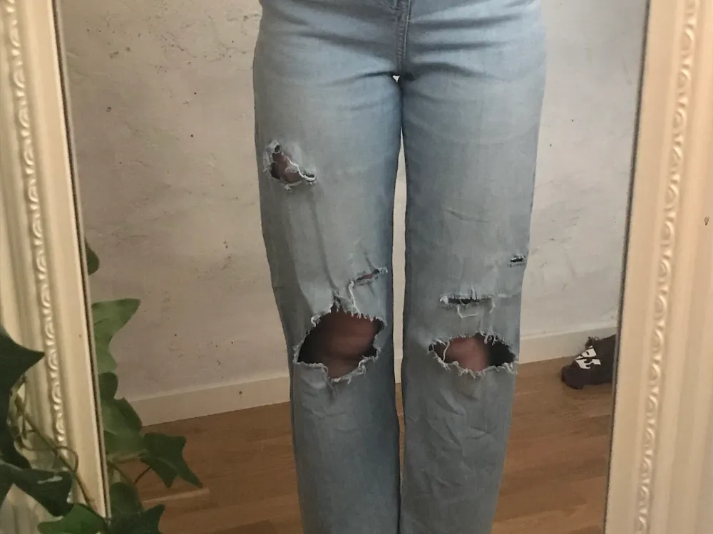 Wide jeans från Lindex som inte kommer till användning längre. Jag har klippt i dom själv därav de låga priset.😅 Men annars bra skick och inte jätte använda. Köpta förra året.😊💕. Jeans & Byxor.