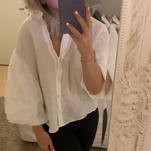 Skjorta från zara  - Säljer denna skjorta från zara! Är endast använd några gånger så är i ett bra skick. Den har puffiga ärmar och små rundliga gulliga knappar ❤️ den är i xs men passar en med small med.  Köp direkt för 1050💋