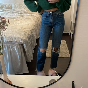 Jeans - Jeans med slitningar på knäna från ginatricot. Använda ett fåtal gånger! 💕