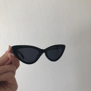 solglasögon  - Ett par cateye solglasögon aldrig använt där av säljer jag dom💓 köparen står för frakt 