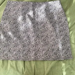 Shein lila mönstring kjol - Super fin kjol från shein! Ganska fina sömmar och bra material! Tyvärr för stor för mig så har aldrig använt!😭 