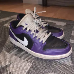 Jordan 1 low court purple, storlek 46, säljer pga att jag aldrig använder dom
