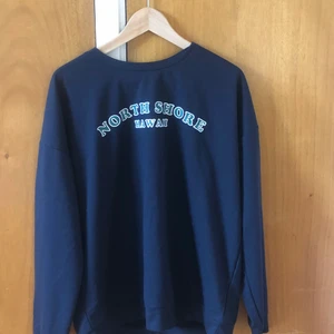 Sweatshirt  - Säljer denna tröja som jag köpte från SHEIN i storlek L. Har inte använt mycket så är i bra skick men dock rätt så tunt material. Skriv privat vid intresse🥰 köparen står för frakten💕 