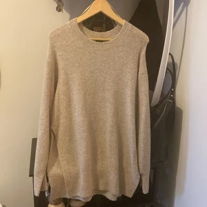 Stickat tröja  - Stockat tröja i beige med slits på sidan. Använd bara en gång