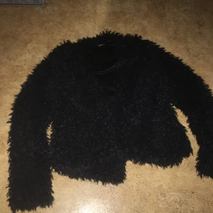 fluffig jacka från Gina  - en fluffig jättemysig jacka från gina. Köpt för ganska längesen men den kom inte till användning så den är knappt använd. Passar perfekt till hösten🌸storlek xs