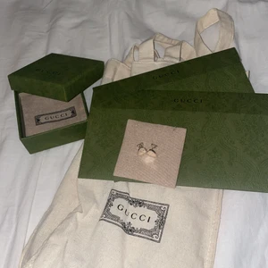 Gucci örhängen  - Säljer dessa helt oanvända Gucci örhängen som jah fick i present. Sjukt sjukt fina och clean örhängen. Men silver är tycärr inte min färg. Säljer för bra pris vid snabb affär. Har allt som man fick med till dom. Nypris 2200kr