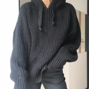 Oversized stickad hoodie - Säljer denna otroligt mysiga stickade hoodien🥰 || Den är vänligt oversized på mig som har XS, vilket jag bara tycker är mysigt, men den skulle säkert passa både S och M🤪 || Den har fått några vita noppar på sig av ett annat plagg, men de tar jag självklart bort innan jag skickar iväg hoodien så att den är så fin som möjligt! || Fraktkostnad tillkommer
