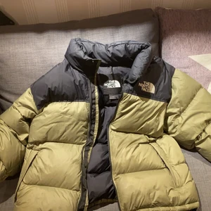 North face jacka  - Säljer min vinterjacka använd 1 vinter köpt ny, strl L. Fint skick obs att de är lite fläckar på ryggen men ska tvätta en gång till och se om de försvinner helt. Köparen står för frakt
